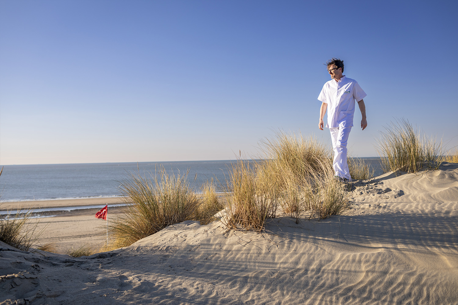 Wandelen door duinen met uitzicht aan zee
